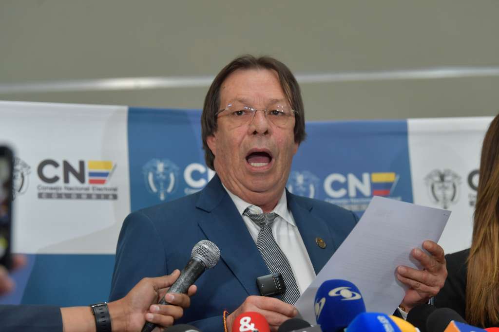 Los magistrados del Consejo Nacional Electoral, César Lorduy, Maritza Martínez y Álvaro Hernán Prada, en rueda de prensa comunicando la decisión de investigar la campaña presidencial de Gustavo Petro.