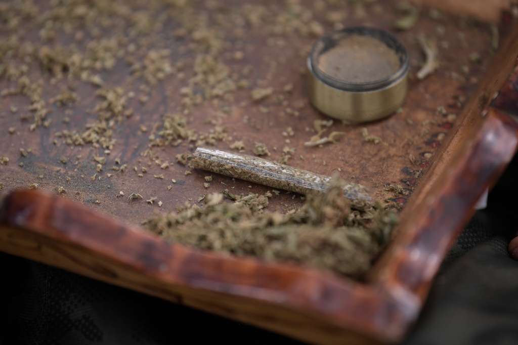En Jambaló hay 600 personas inscritas en el gremio de cultivadores de marihuana, organización que regula el mercado de oferta y demanda para mantener un precio competitivo.