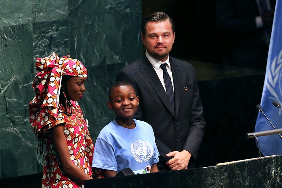 Leonardo DiCaprio y dos niños en las Naciones Unidas este viernes 22 de abril. / AFP