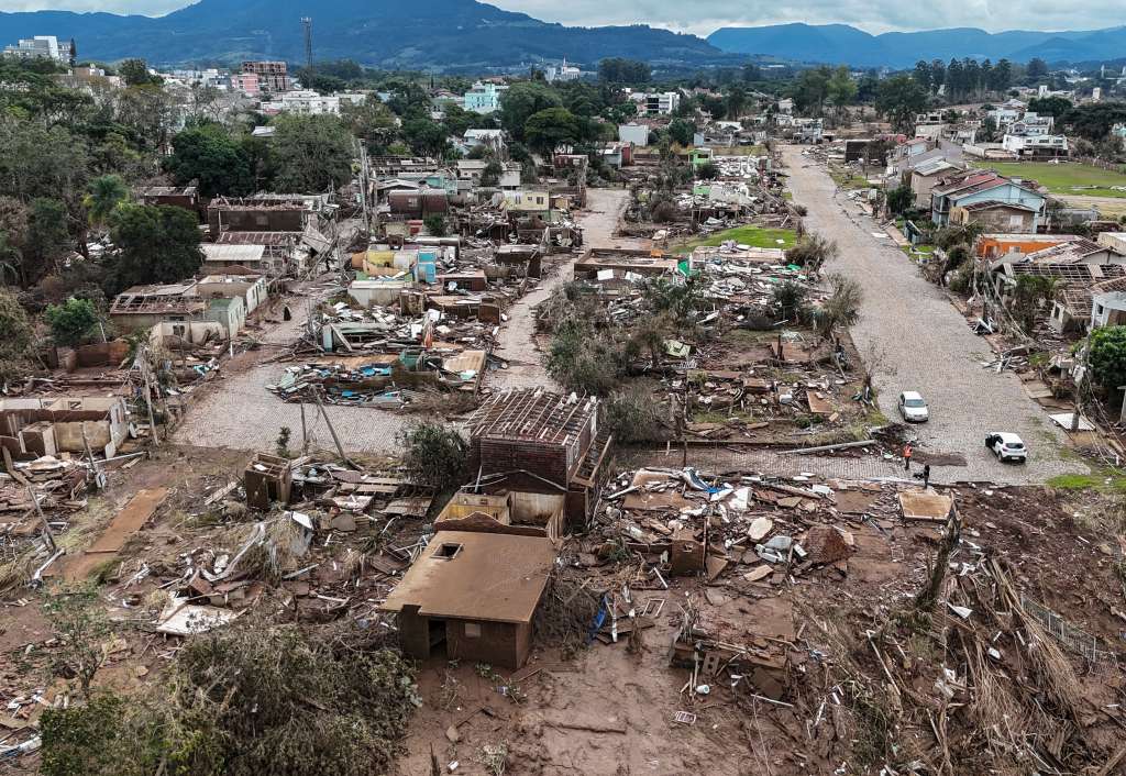 AME4960. LAJEADO (BRASIL), 09/05/2024.- Fotografía aérea que muestra casas destruidas tras la inundación causada por el desbordamiento del río Forqueta, un afluente del río Taquari, este jueves en Lajeado (Brasil). Con buques de guerra, aviones cargueros y hospitales de campaña, las Fuerzas Armadas de Brasil desplegaron un enorme operativo para auxiliar a las víctimas de las devastadoras inundaciones en el sur del país, que han dejado al menos 108 fallecidos, 136 desaparecidos y ciudades enteras bajo el agua. EFE/ Sebastião Moreira