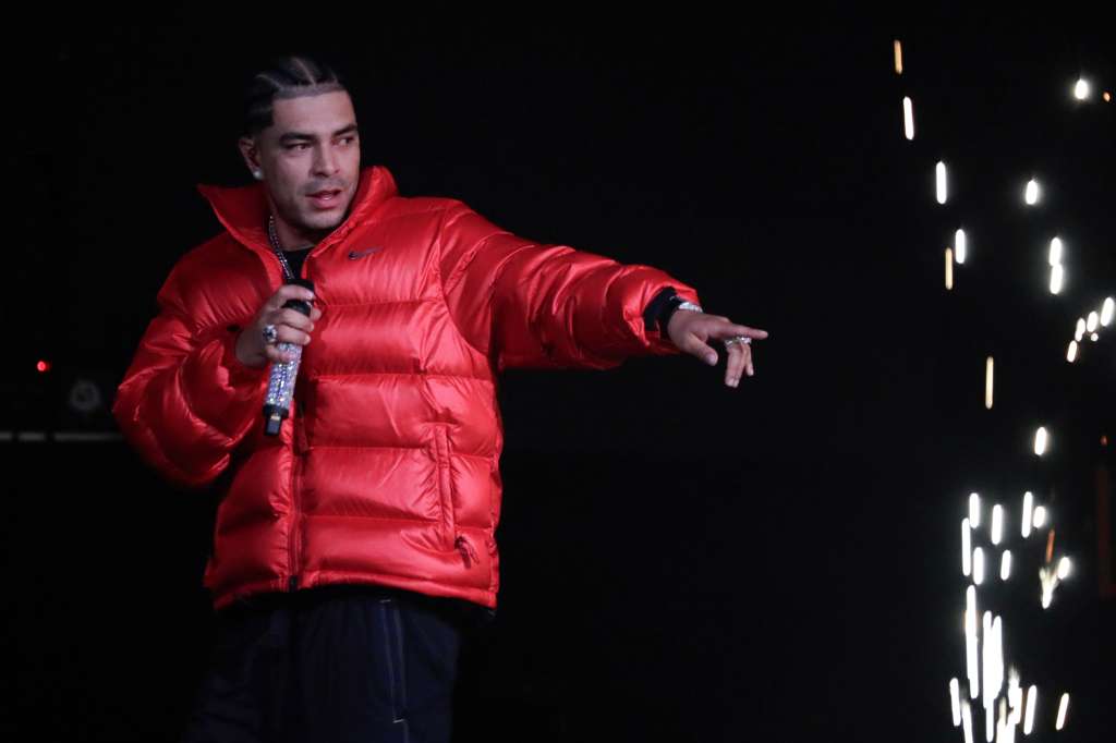 AME6842. BOGOTÁ (COLOMBIA), 06/09/2024.- El cantante y compositor colombiano de música urbana, Ryan Castro, canta durante un concierto en el Movistar Arena este viernes, en Bogotá (Colombia). EFE/ Carlos Ortega