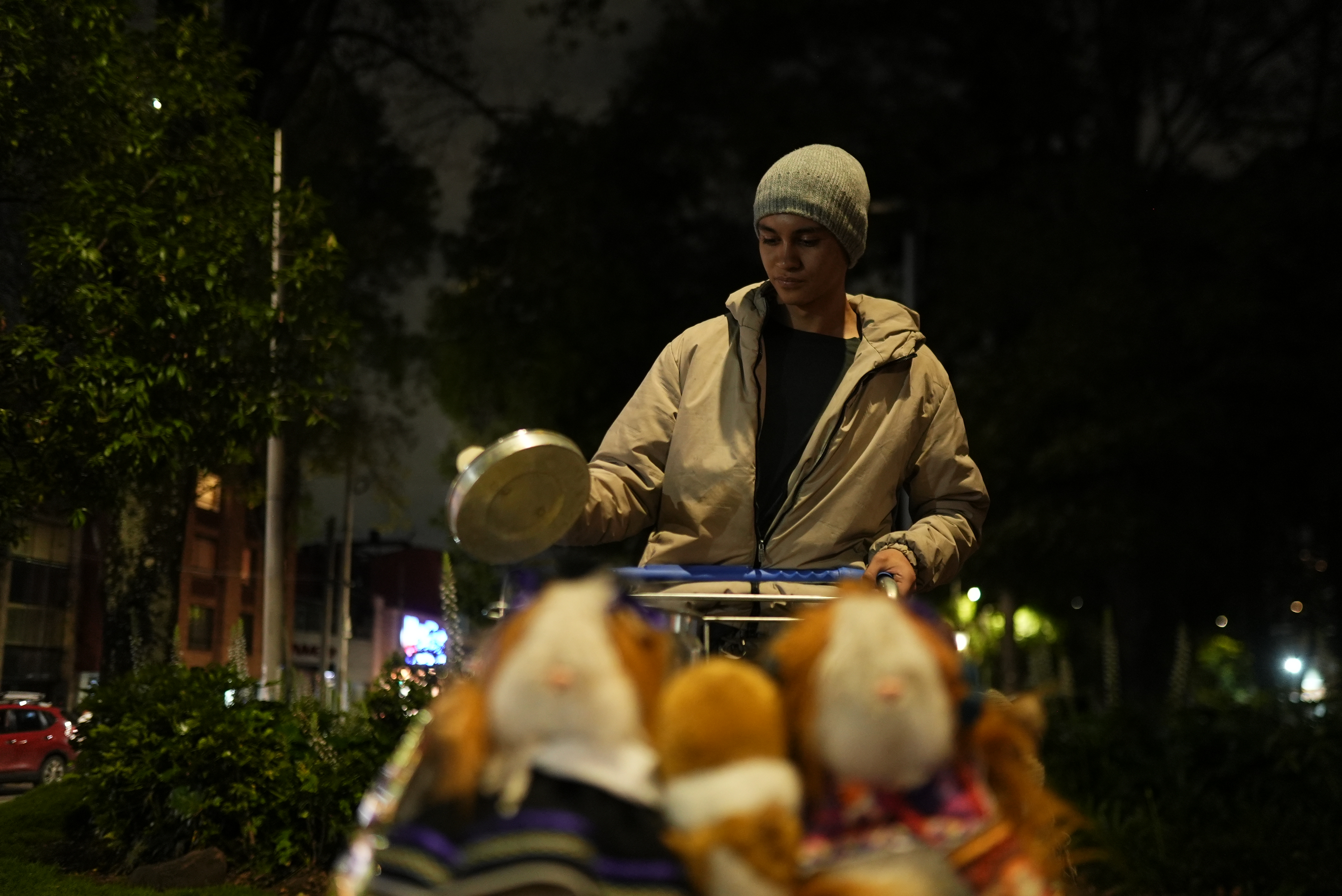 Hijo de Karina llevando el carrito de hervidos nariñenses por el Parkway.