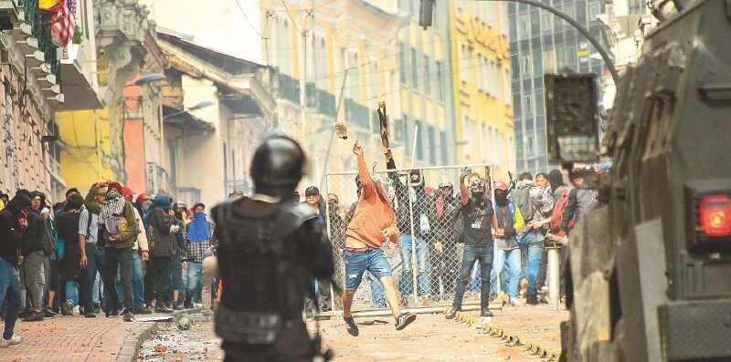 Manifestantes en Quito se enfrentan a la policía ecuatoriana. / AFP