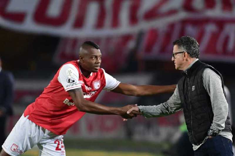 Jeison Palacios, de Santa Fe, y el técnico Juan Carlos Osorio, de Nacional, dos de los equipos que dominaban la liga colombiana antes de que fuera suspendida. / Óscar Pérez