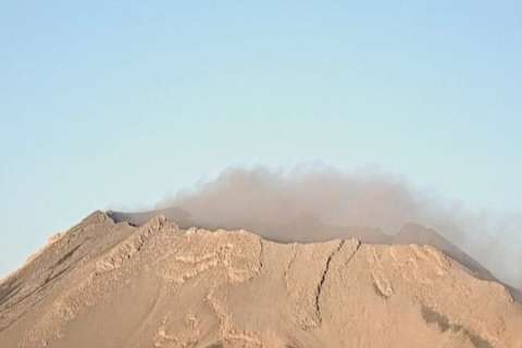 Volcán Ubinas de Perú aumenta su actividad con explosiones y emisión de ceniza
