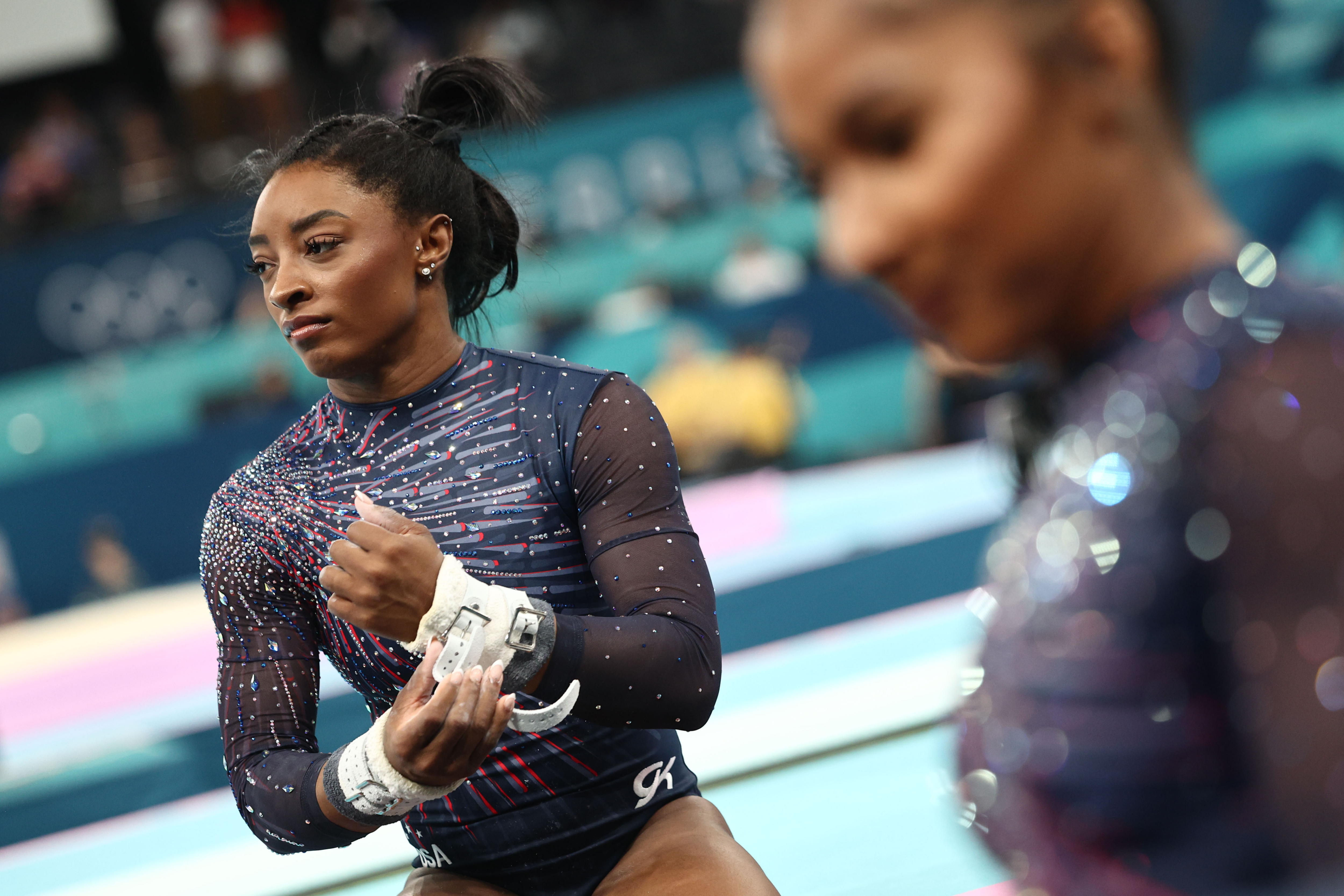 Paris (France), 25/07/2024.- Simone Biles of USA gets ready to train on the uneven bars during the Artistic Gymnastics Women'Äôs Podium Training ahead of the Paris 2024 Olympic Games at the Bercy Arena in Paris, France, 25 July 2024. (Francia) EFE/EPA/ANNA SZILAGYI