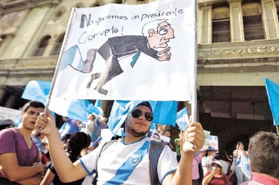 Un manifestante en Ciudad de Guatemala pide la renuncia de Otto Pérez. / AFP