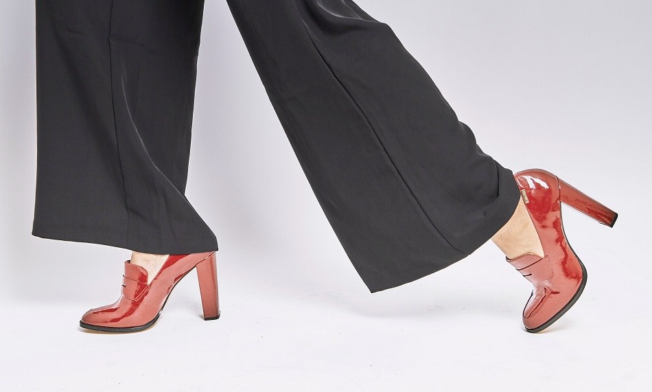 El rojo continúa siendo una gran apuesta y ahora se impone en zapatos.