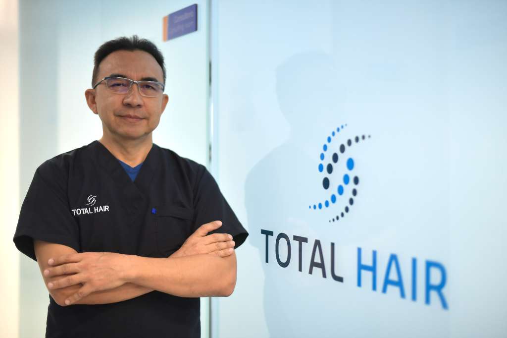 Médico especialista en cirugía y trasplante capilar de Total Hair Colombia
