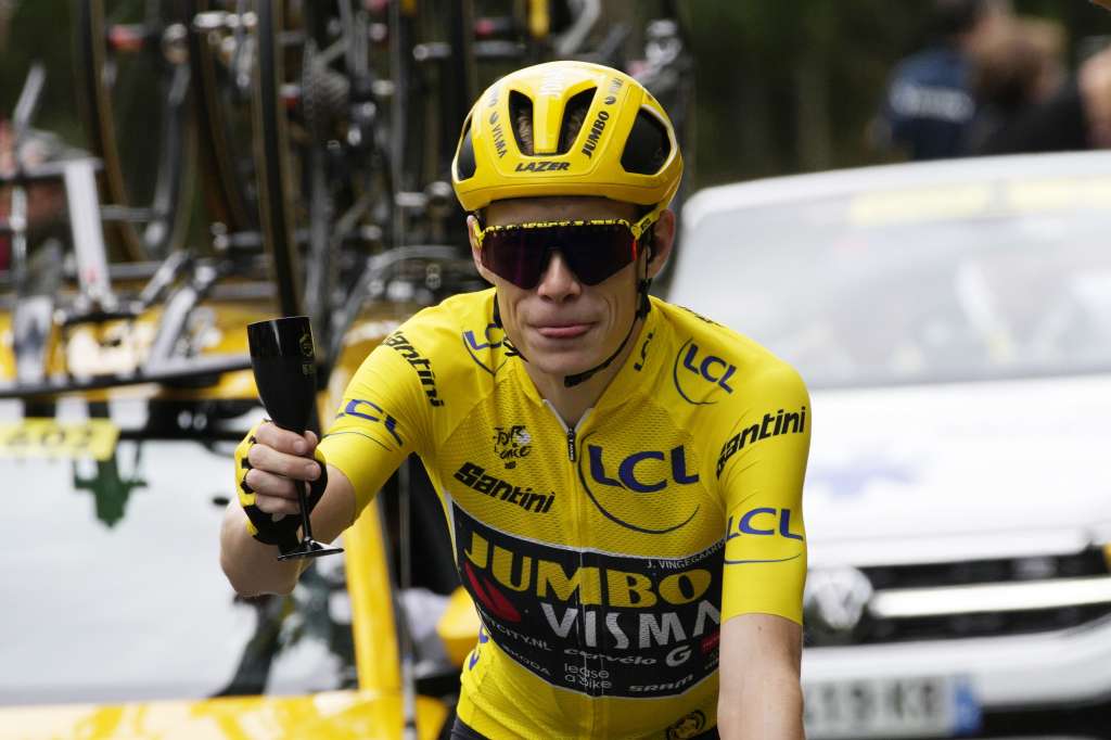 Saint-quentin-en-yvelines (France), 23/07/2023.- Yellow Jersey overall leader Danish rider Jonas Vingegaard of team Jumbo-Visma toasts with a flute of champagne during the 21st and final stage of the Tour de France 2023 over 115kms from Saint-Quentin-en-Yvelines to Paris Champs-Elysee, France, 23 July 2023. (Ciclismo, Francia) EFE/EPA/DANIEL COLE / POOL