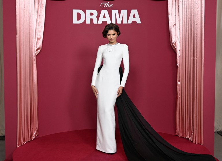 La actriz y cantante estadounidense Zendaya posa durante una sesión fotográfica previa al estreno de la película "Drama". / Blanca Cruz / AFP