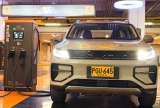 Bogotá se llena de carros eléctricos: el reto es adaptar redes, edificios y aseguradoras