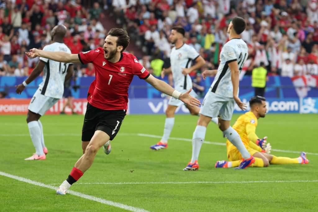 Gelsenkirchen (Germany), 26/06/2024.- Khvicha Kvaratskhelia of Georgia celebrates after scoring the 1-0 goal during the UEFA EURO 2024 group F soccer match between Georgia and Portugal, in Gelsenkirchen, Germany, 26 June 2024. (Alemania) EFE/EPA/FRIEDEMANN VOGEL