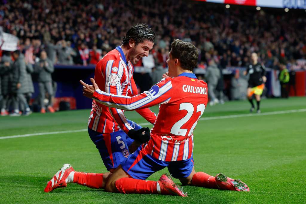 MADRID, 04/02/2025.- El centrocampista del Atlético de Madrid Giuliano Simeone (i) celebra con Rodrigo de Paul su segundo gol durante el partido de cuartos de final de la Copa del Rey de fútbol que Atlético de Madrid y Getafe CF disputan este martes en el estadio Metropolitano. EFE/Kiko Huesca