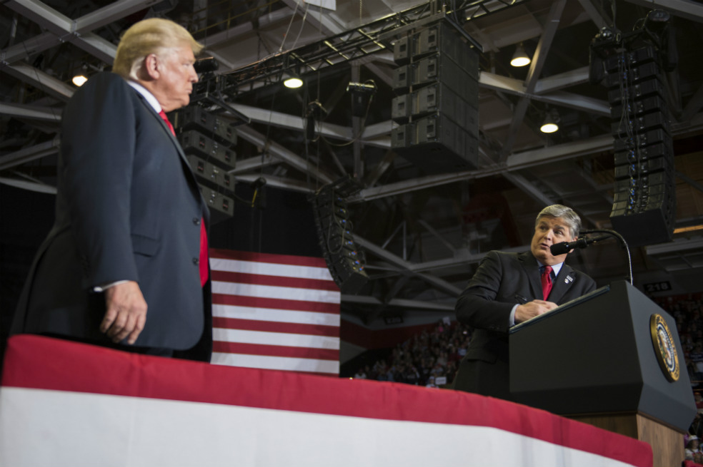 Hannity ha entrevistado a Trump en varias ocasiones en Fox y es conocido por su cercanía al exmagnate inmobiliario. / AFP