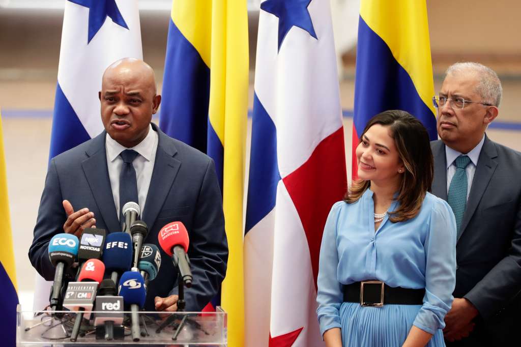 AME4888. CIUDAD DE PANAMÁ (PANAMÁ), 05/04/2024.- El canciller de Colombia, Luis Gilberto Murillo, habla tras reunirse con su homóloga de Panamá, Janaina Tewaney (der.), este viernes en Ciudad de Panamá (Panamá). La reunión se da en el contexto de la crisis migratoria regional y los miles de viajeros irregulares que atraviesan ambos países con destino a Norteamérica. EFE/ Bienvenido Velasco