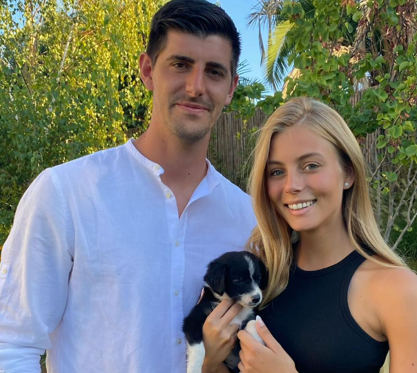 Courtois y su esposa, Mishel Gerzig, adoptaron un cachorro el pasado agosto de 2021.