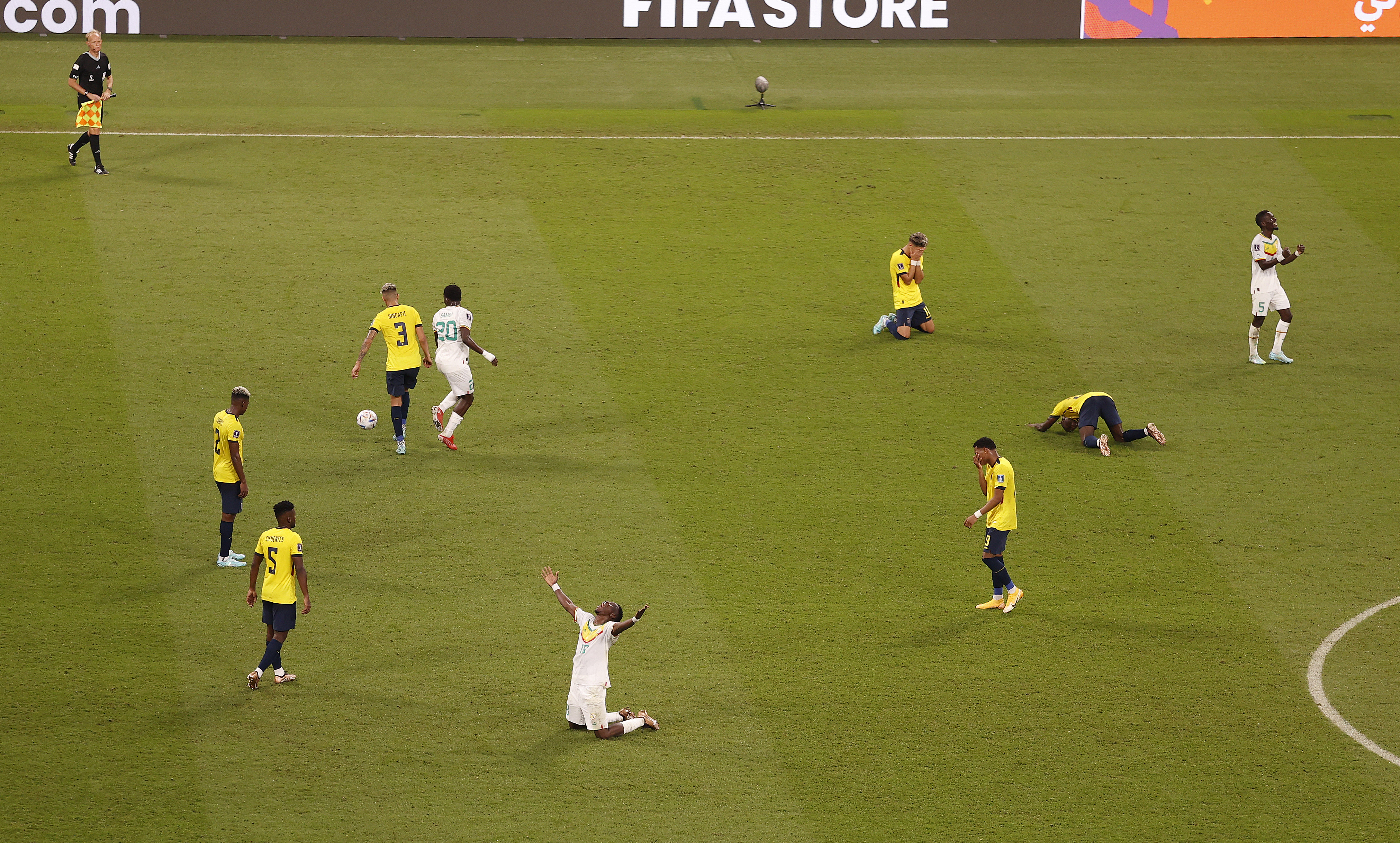GR2048. DOHA (CATAR), 29/11/2022.- Ismaila Sarr (abajo) de Senegal celebra el triunfo hoy, al final de un partido de la fase de grupos del Mundial de Fútbol Qatar 2022 entre Ecuador y Senegal en el estadio Internacional Jalifa en Doha, (Catar). EFE/Antonio Lacerda