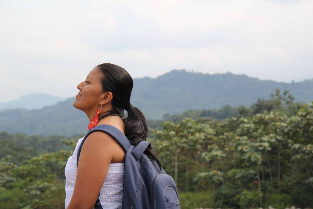 Zulma Ulcue, lideresa indígena Nasa y fundadora de Uma Kiwe agradeciendo al territorio.