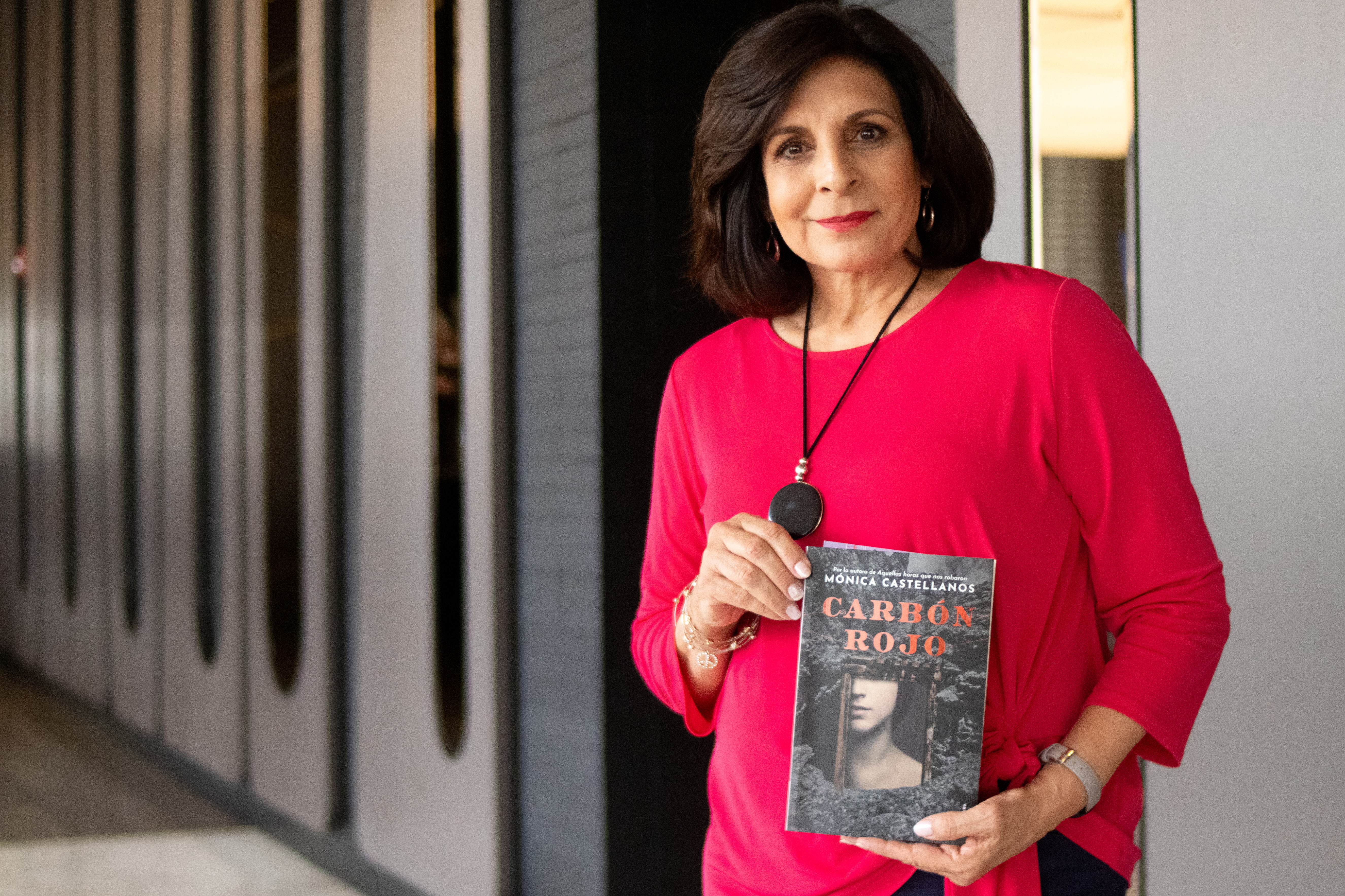 La autora mexicana Monica Castellanos contó detalles de la historia real detrás de Carbón Rojo, su última novela.