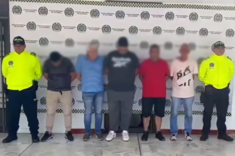Capturan en el Valle a cinco hombres que falsificaban dólares en Colombia