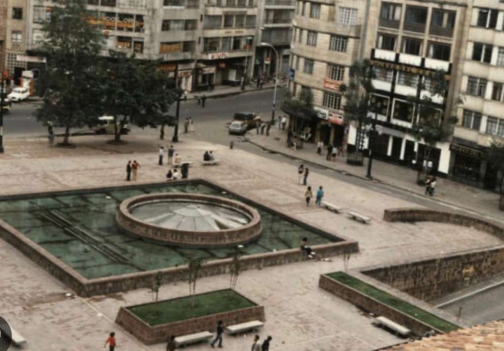 La estatua de Gonzalo Jiménez de Quesada permanece hoy en el Museo de Bogotá, donde conserva las huellas de su caída y un significado distinto al que tuvo sobre el pedestal.