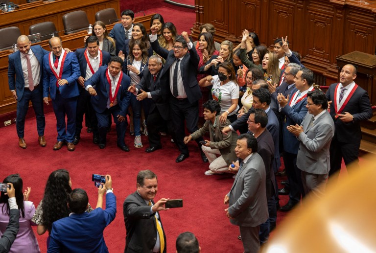 Los congresistas peruanos posan para una fotografía después de la votación por la destitución de Pedro Castillo.