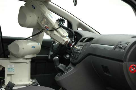 RUTH, un robot que ‘siente’ los carros de Ford antes de salir de fábrica