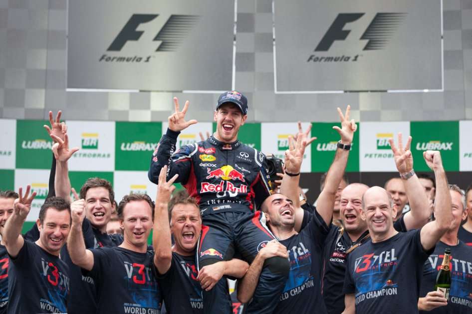 Sebastian Vettel y su equipo campeón de la F-1 en 2012 / EFE