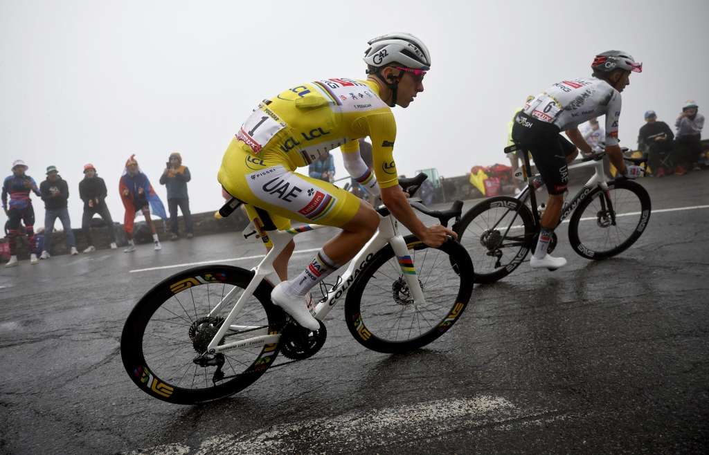 (France), 19/07/2025.- Yellow Jersey overall leader Slovenian rider Tadej Pogacar of UAE Team Emirates and Spanish rider Marc Soler (R) of UAE Team Emirates in action at the Col de Peyresourde during the 14th stage of the Tour de France cycling race over 182.6km from Pau to Luchon-Superbagneres, France, 19 July 2025. (Ciclismo, Francia) EFE/EPA/MARTIN DIVISEK