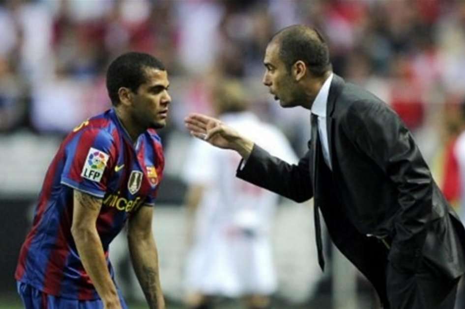 Guardiola entrenó a Dani Alves en su exitosa etapa con Barcelona / AFP