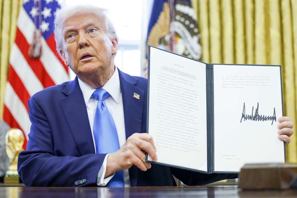 Washington (United States), 04/02/2025.- US President Donald Trump holds up a newly signed executive order withdrawing the United States from the United Nations Human Rights Council in the Oval Office of the White House in Washington, DC, USA, 04 February 2025. (Estados Unidos) EFE/EPA/SHAWN THEW / POOL