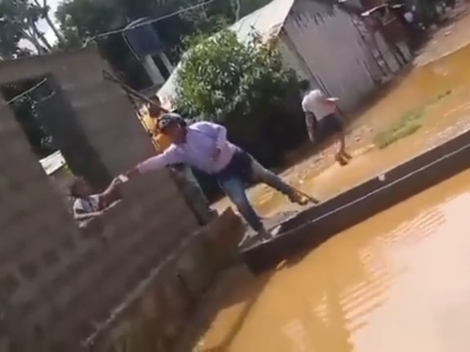 Mientras la comunidad se ve afectada por las fuertes lluvias que recientemente los han azotado, "Gota a gota" aprovecha el contexto vulnerable y en canoa va a cobrar a las viviendas aledañas.