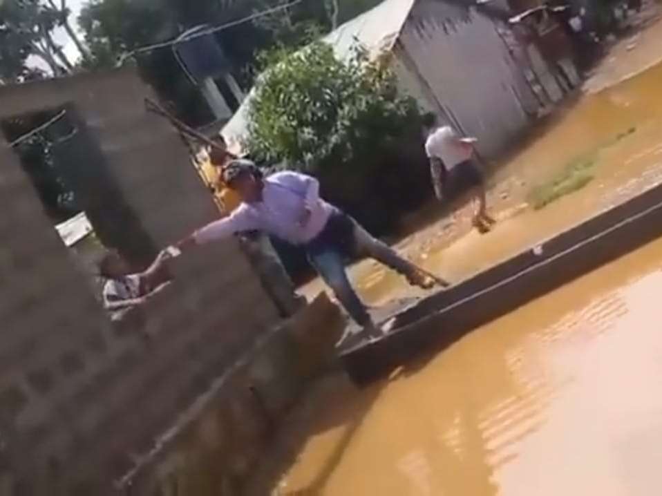 Mientras la comunidad se ve afectada por las fuertes lluvias que recientemente los han azotado, "Gota a gota" aprovecha el contexto vulnerable y en canoa va a cobrar a las viviendas aledañas.