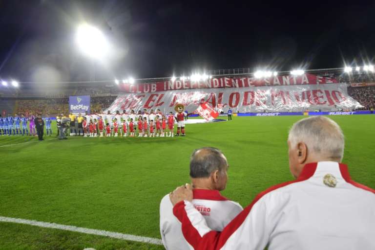 El argentino Omar Lorenzo Devani, goleador de Santa Fe en la estrella de 1966, fue homenajeado por el club bogotano. Alfonso Cañón le entregó el reconocimiento.