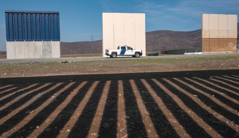 El año pasado se presentaron varios prototipos para el muro que planea construir Donald Trump. / AFP