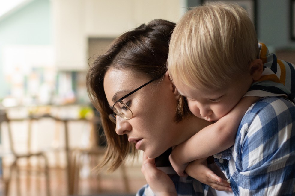 Mamá con su hijo en casa. Reflexiones en casa