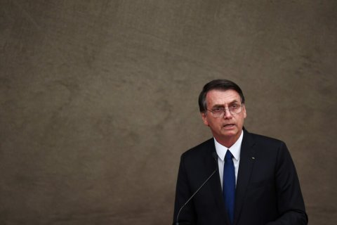 Jair Bolsonaro dice que desarmar el pueblo no detiene ataques como los de EE. UU.