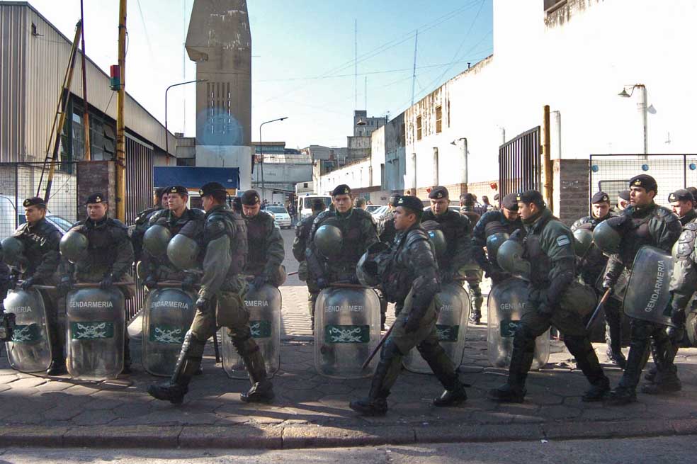Un operativo de la Administración Federal de Ingresos Brutos (AFIP) y la Policía de Argentina. / AFP