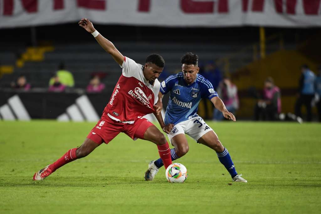 Jugador de Millonarios durante el compromiso ante Santa Fe en el Estadio El Campin de Bogotá