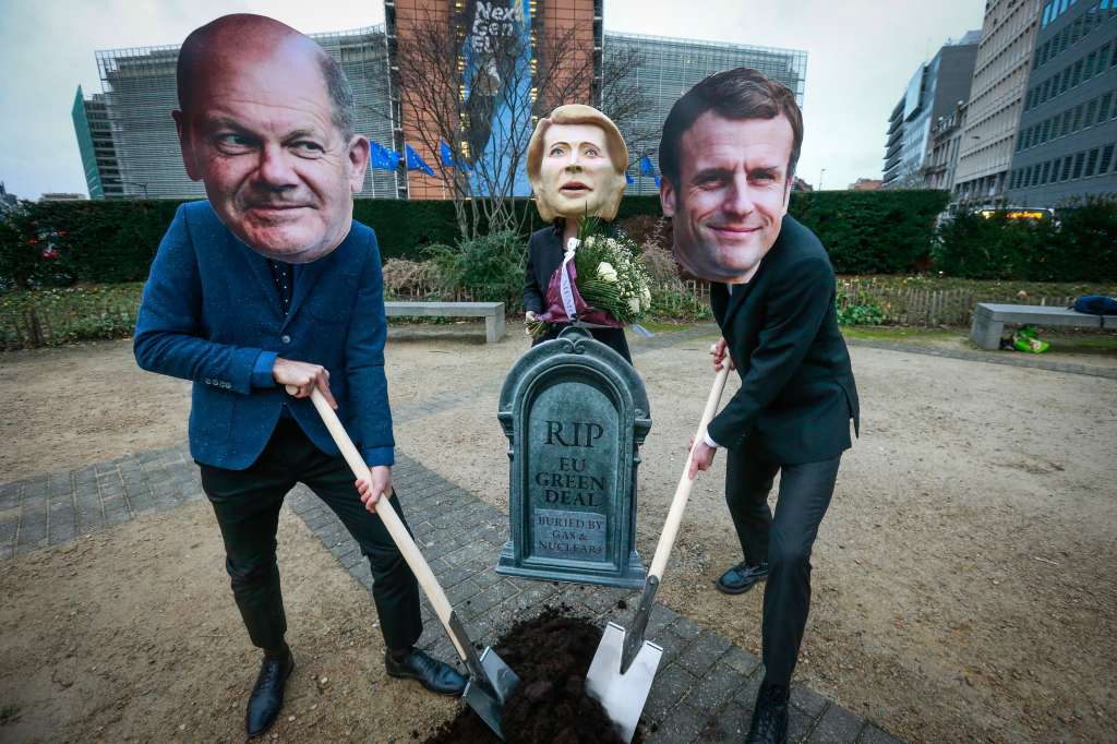 Brussels (Belgium), 02/02/2022.- A puppet resembling to European Commission President Ursula von der Leyen surrounded by men wearing masks of German Chancellor Olaf Scholz and French President Emmanuel Macron gather around a pretended Green Deal grave to protest against European Commission decision to label gas and nuclear energy 'sustainable', in Brussels, Belgium, 02 February 2022. Activists are protesting against the EU classification system known as taxonomy after a European Commission proposal to label nuclear energy and natural gas as sustainable under this taxonomy. (Protestas, Bélgica, Bruselas) EFE/EPA/STEPHANIE LECOCQ