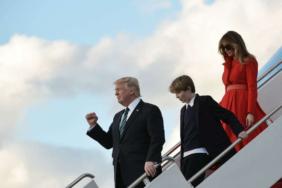 Donald Trump no esconde su emoción al llegar a Palm Beach, en donde está Mar-a-Lago. Esta es su reacción al llegar este fin de semana. / AFP