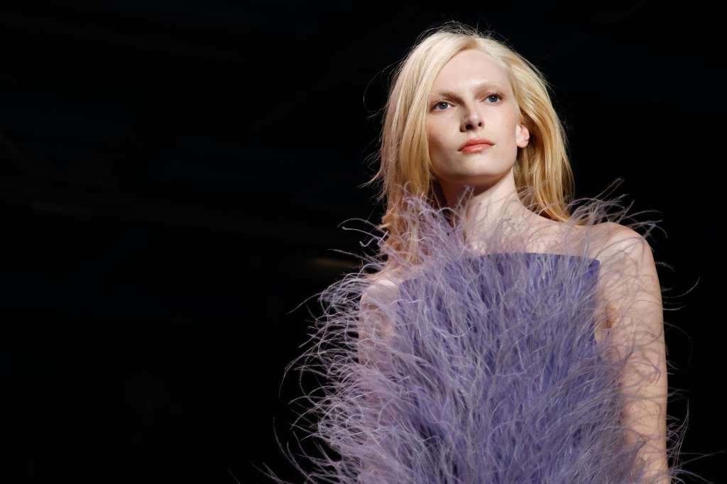 Paris (France), 30/09/2025.- A model presents a creation from the Spring/Summer 2026 collection by British designer Stella McCartney during the Paris Fashion Week, in Paris, France, 30 September 2025. The presentation of the women's ready-to-wear collections runs from 29 September to 07 October 2025. (Moda, Francia) EFE/EPA/MOHAMMED BADRA