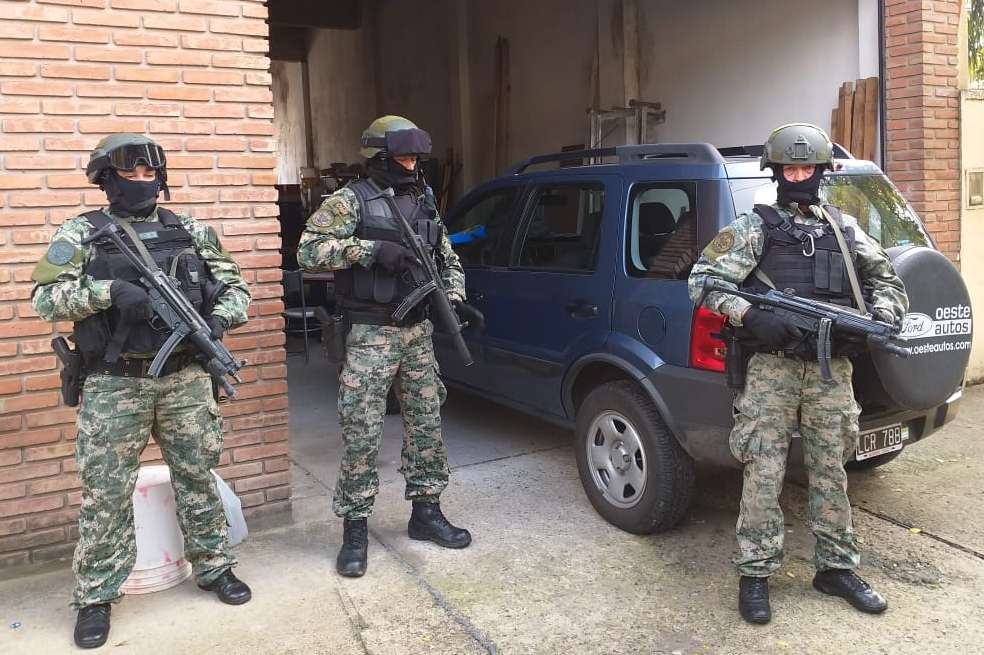 El operativo tuvo lugar gracias a que un narco que colabora con la justicia le "cantó" los detalles de su organización a la justicia argentina.Ministerio de Seguridad de la Nación de Argentina.El juez Juan Pablo Augé ordenó secuestrar los precursores químicos, 2.072 dólares estadounidenses, 29.505 pesos argentinos, dos autos, dos cisternas, tres camionetas, tres camiones —con los que movían las sustancias—, y cuatro armas de fuego.