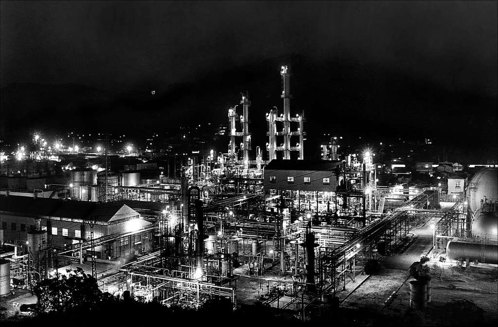 La corporación Chisso comenzó con la producción de carburo antes de expandirse a fertilizantes.