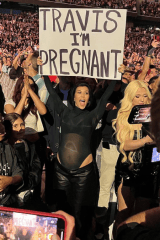 Fotos: Kourtney Kardashian presumió su pancita de embarazo por primera vez