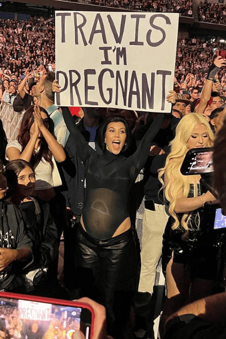 Fotos: Kourtney Kardashian presumió su pancita de embarazo por primera vez
