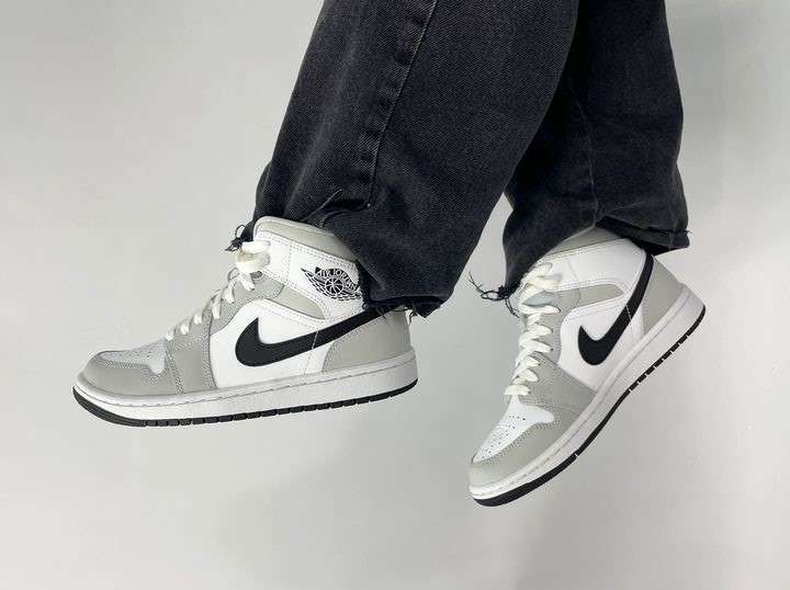 El modelo Jordan 1 Mid Winterized es uno de los diseños más elegantes de este tipo de zapatillas