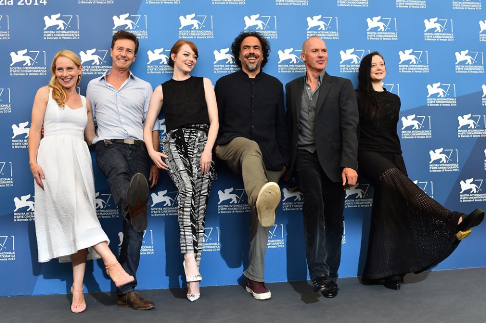 Amy Ryan, Edward Norton, Emma Stone, el director Alejandro Inarritu, Michael Keaton y Andrea Riseborough durante el estreno de "Birdman" en Venecia.