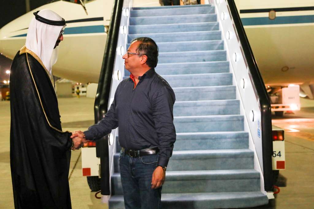Esta es la segunda COP a la que asiste Petro como presidente de Colombia y para esta edición lo acompañarán la primera dama, Verónica Alcocer; el director del Departamento Administrativo de la Presidencia (DAPRE), Carlos Ramón González; la directora del Departamento de Prosperidad Social, Laura Sarabia y el embajador de Colombia en Emiratos Árabes Unidos, Luis Miguel Merlano.